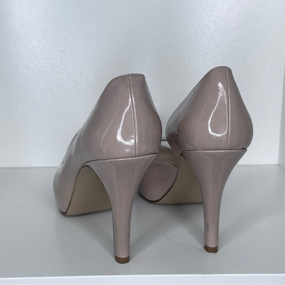 Nine West Nude platform pumps. Very comfortable. Slight scuffs - Picture 4 of 4